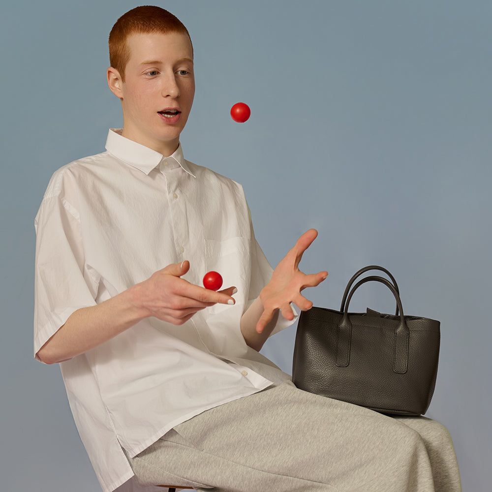 ＜イッテン イッテン＞ レザーミニトート/チャコールグレー