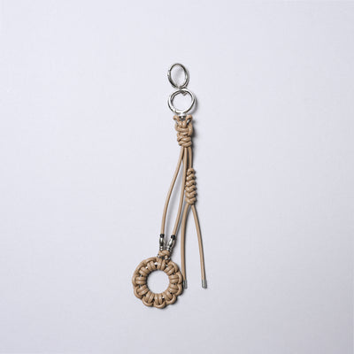 ＜センティ フラター ザ センシーズ＞レザーブレードサークルキーストラップ/キャメル