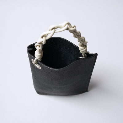 <SENTI FLATTER THE SENSES> Shrink Leather Chain Handle Mini Bag / Ivory x Black
