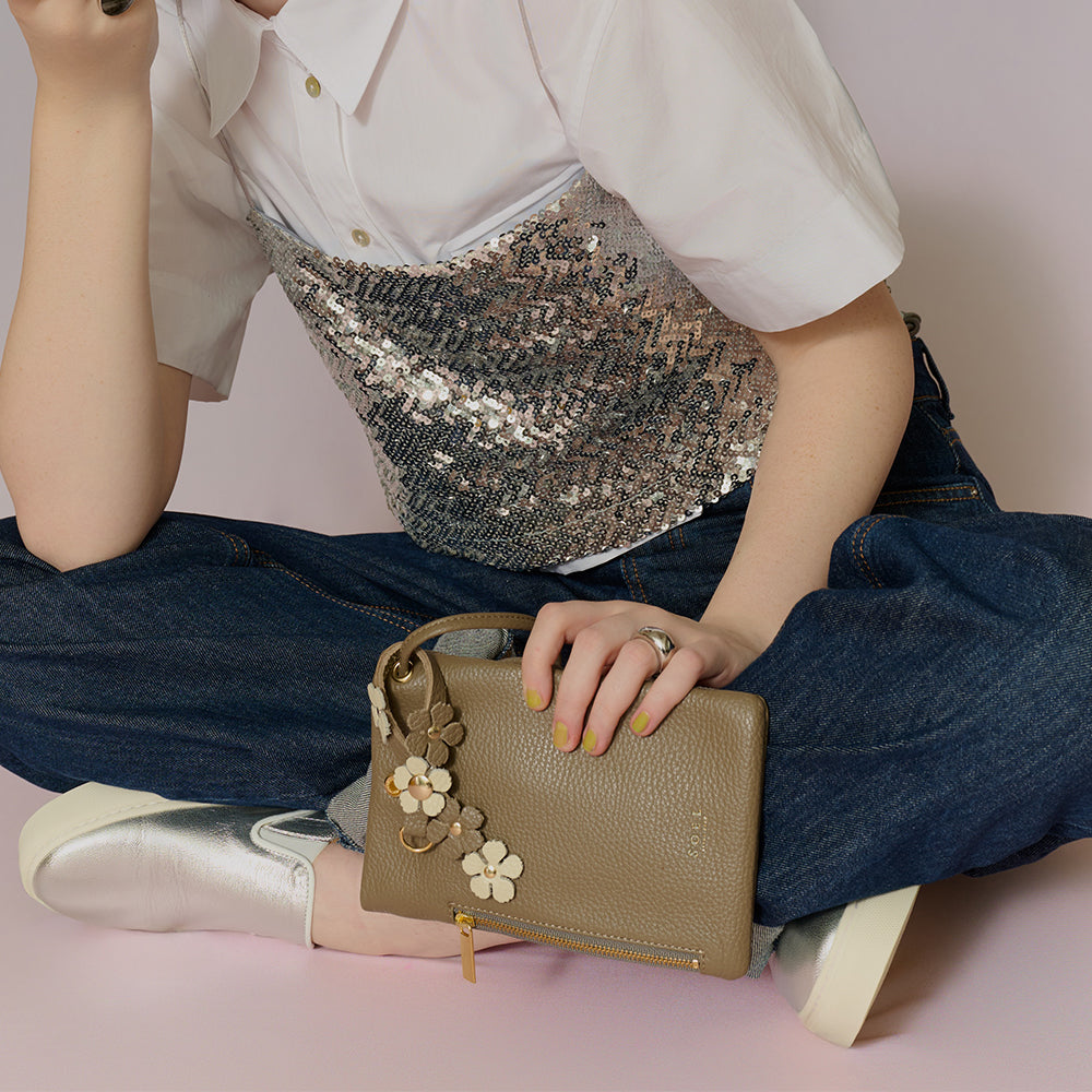 ＜ソエル＞2つのポケットで仕分けのできるスマートフォンポシェット/トープ