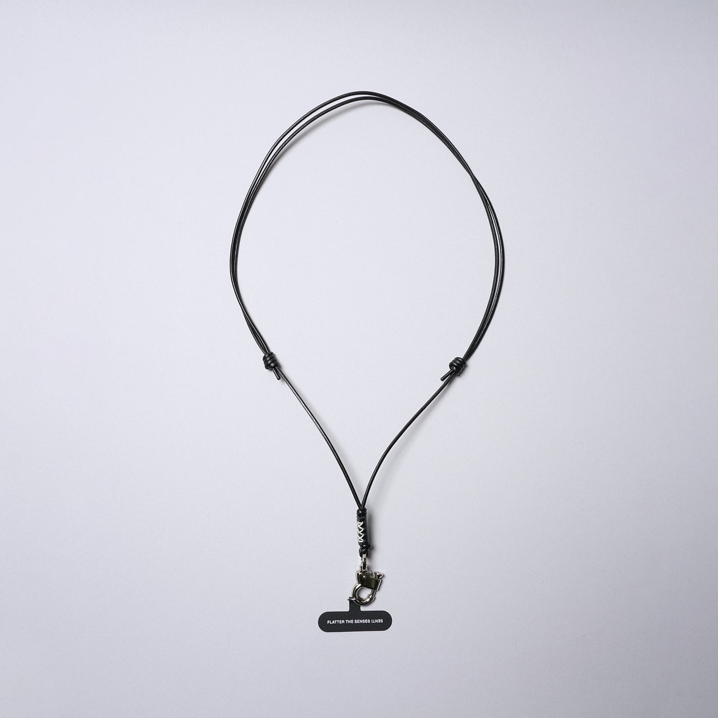 ＜センティ フラター ザ センシーズ＞スマホホルダー付きマルチレザーストラップ（プルアップフック）/アイボリー