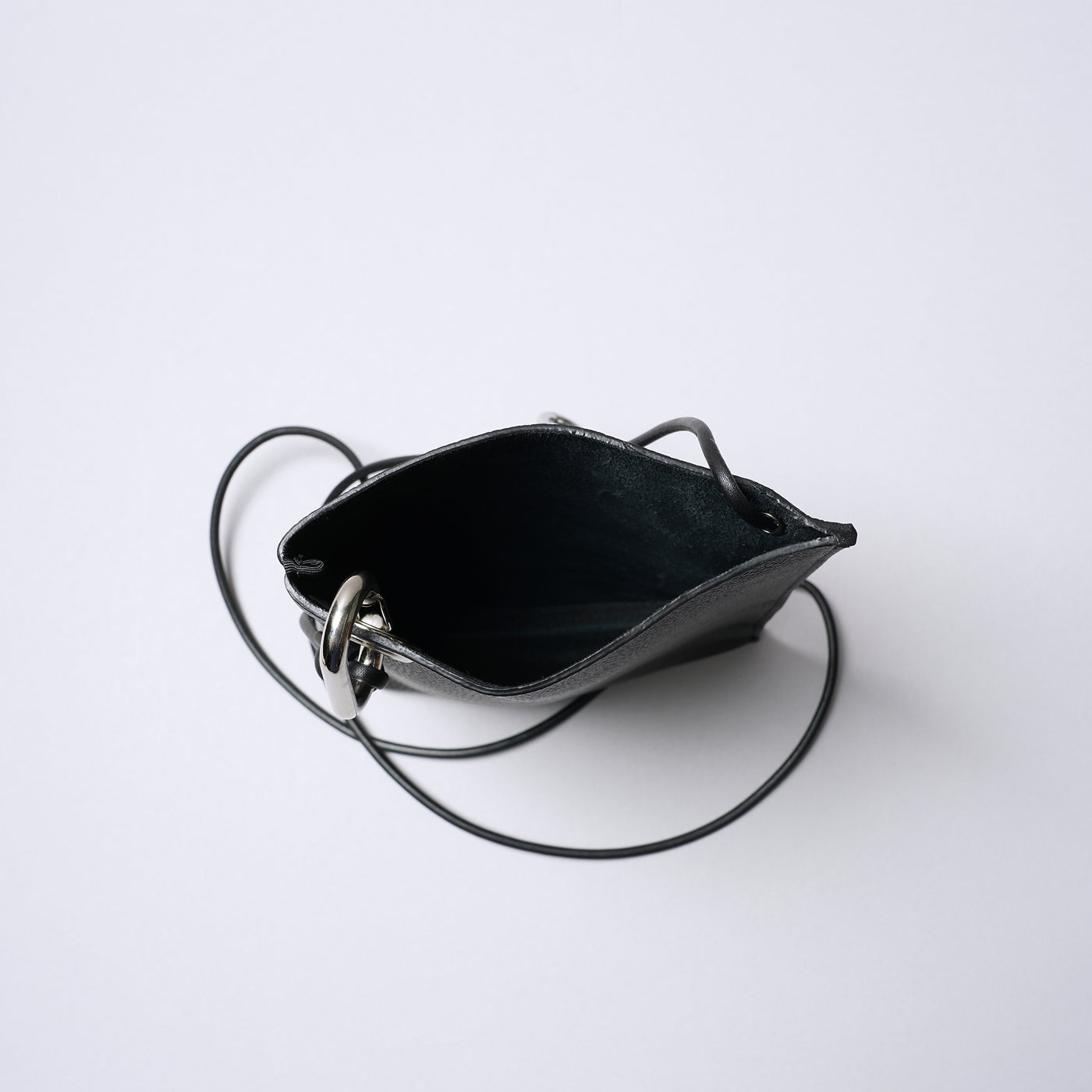 <SENTI FLATTER THE SENSES> Shrink Leather Mini Shoulder Bag / Black x Ivory