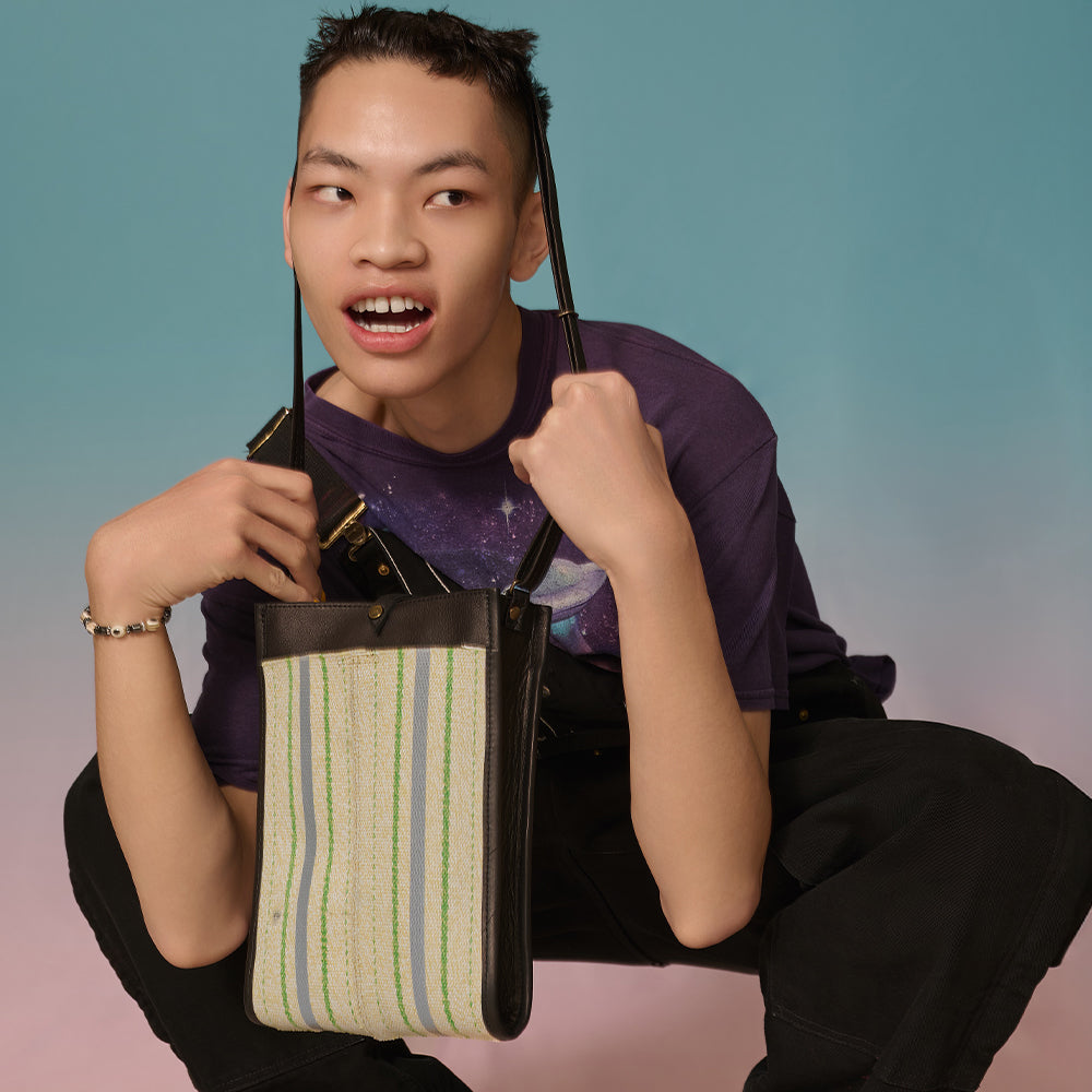 ＜jidai＞回收改造 消防水管斜肩包/米綠色×黑色皮革