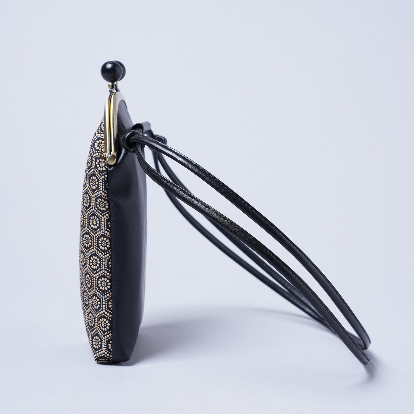 <kissora> Kotoinden Kiss Lock Smart Phone Shoulder / Hyotan BLK