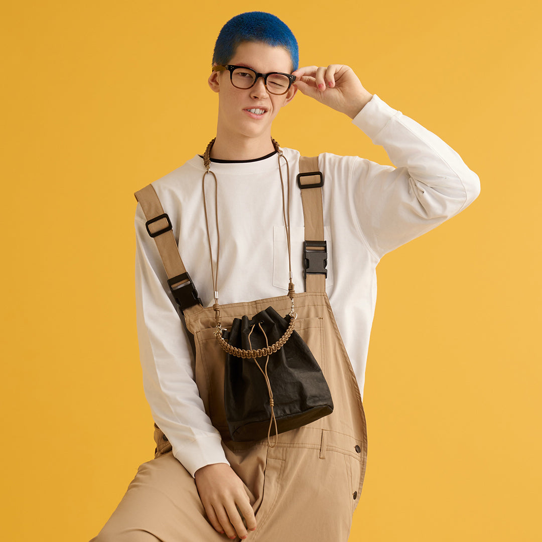 ＜センティ フラター ザ センシーズ＞超軽量ダイニーマレザードローストリング2WAYバッグ/ブラック×キャメル