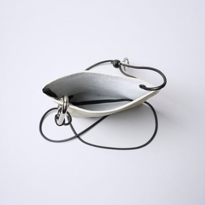 <SENTI FLATTER THE SENSES> Shrink Leather Mini Shoulder Bag / Ivory x Black