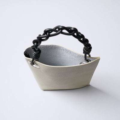 <SENTI FLATTER THE SENSES> Shrink Leather Chain Handle Mini Bag / Ivory x Black