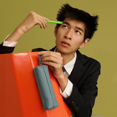 ＜LEZALI＞壓花皮革筆袋L/天藍色