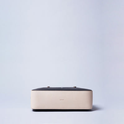 ＜エスティーヌ＞ロジカルシリーズ レザーイーストウエストバッグ/ブラック