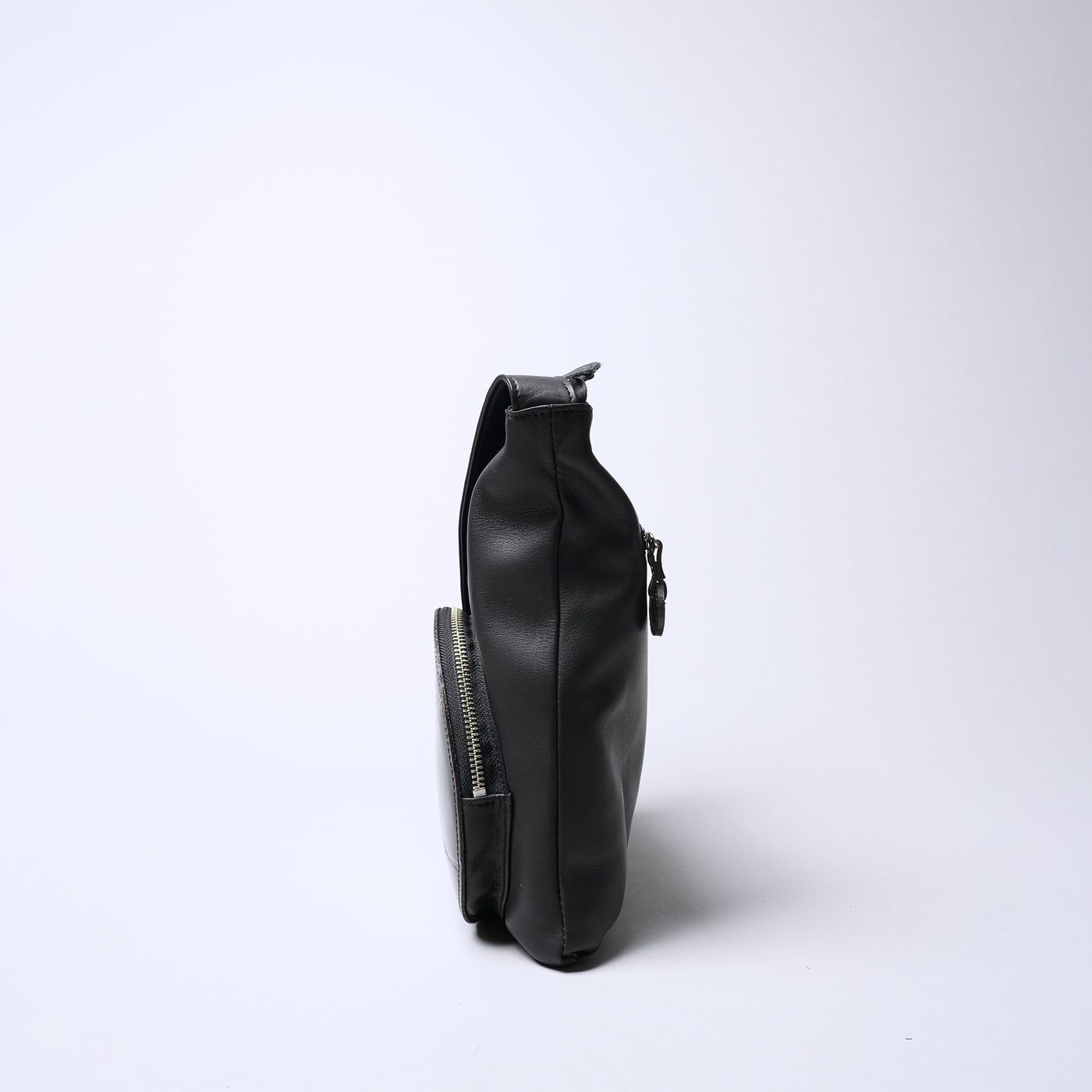 <REAL MIND BL> Thin Gusset Shoulder Bag / Black