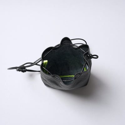 ＜センティ フラター ザ センシーズ＞超軽量ダイニーマレザー巾着M/ブラック