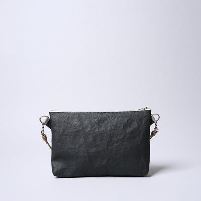 ＜センティ フラター ザ センシーズ＞超軽量ダイニーマレザー2WAYサコッシュ/ブラック