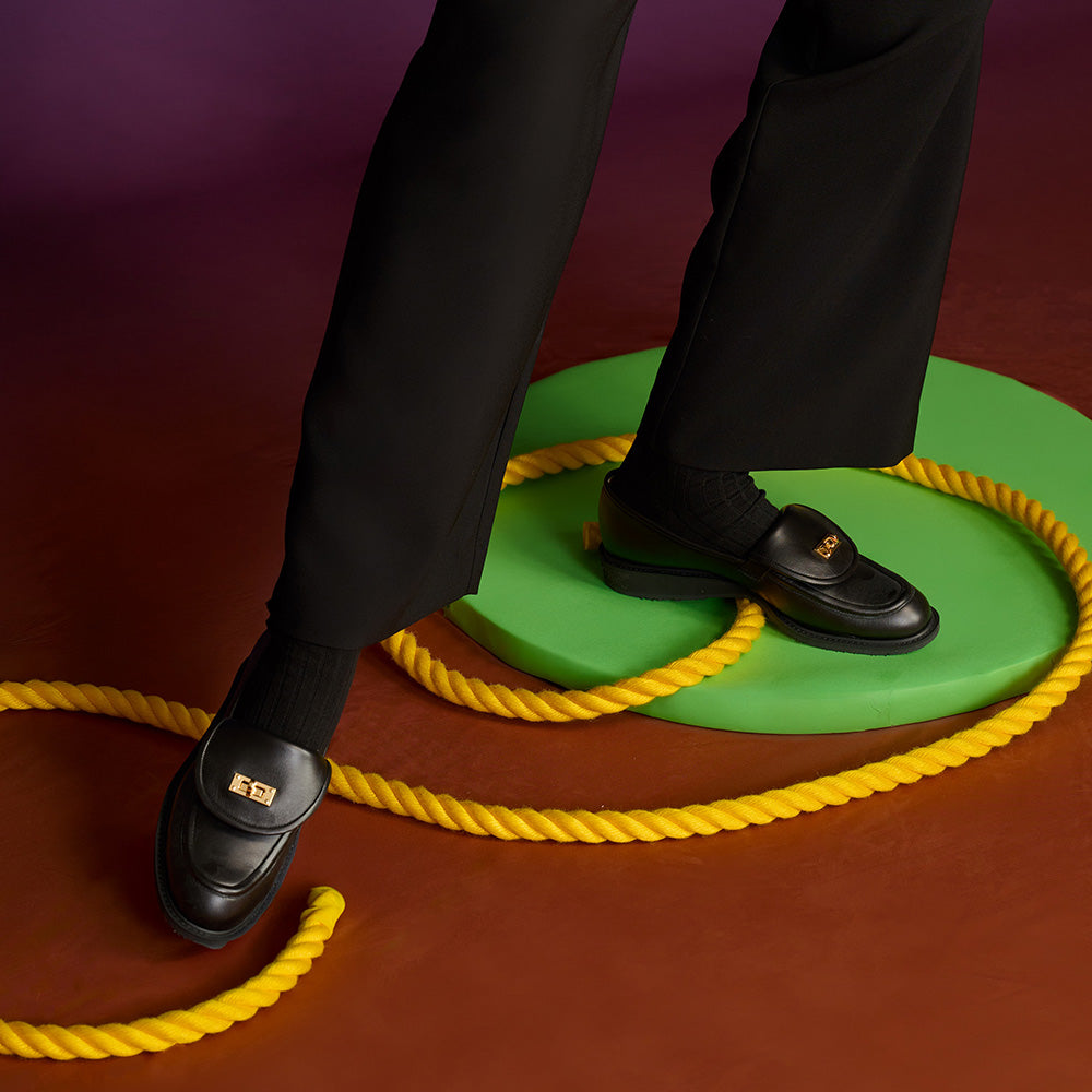 ＜アイユーアイ＞バックル付きローファー/ブラック