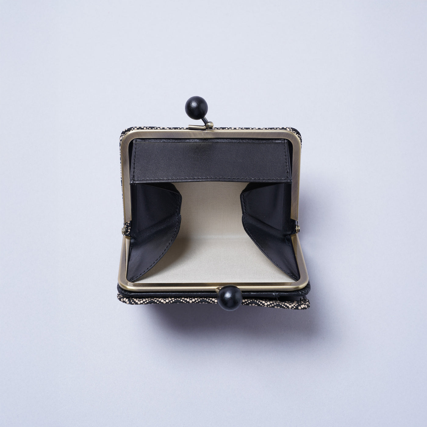 <kissora> Kotoinden Kiss Lock Half Wallet / Hyotan BLK