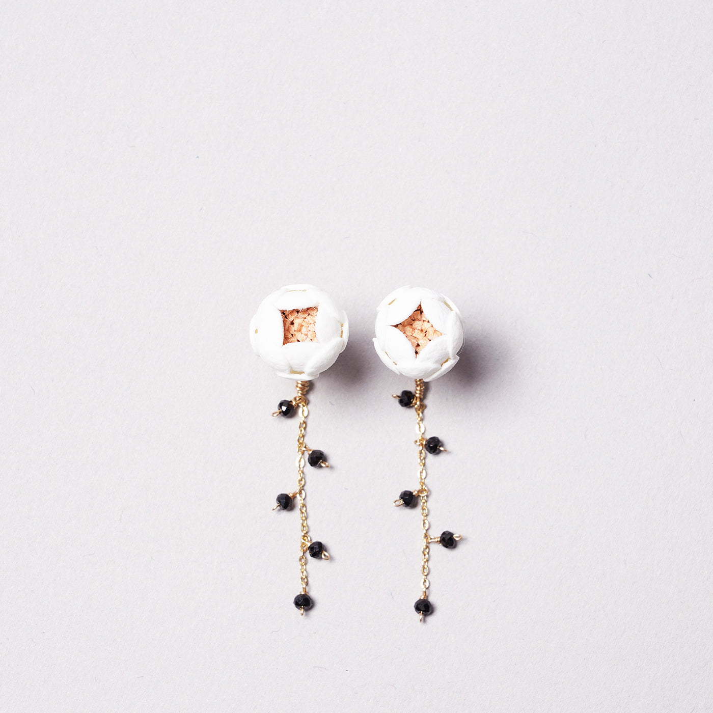 <Selieu> Ichirin Pierced Earrings / White