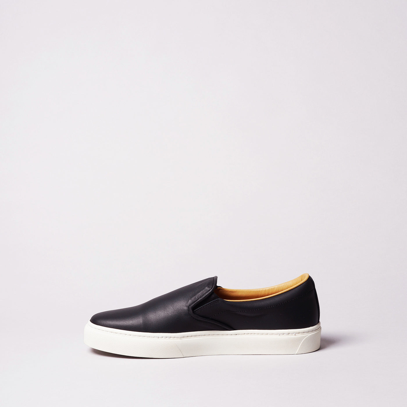 <TOSS> Lance Lance Slip-on Leather Sneaker / White